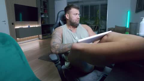 Erik online show from November 30, 10:01 pm