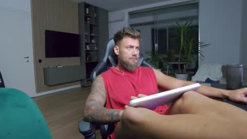 Erik online show from December 11, 8:27 pm