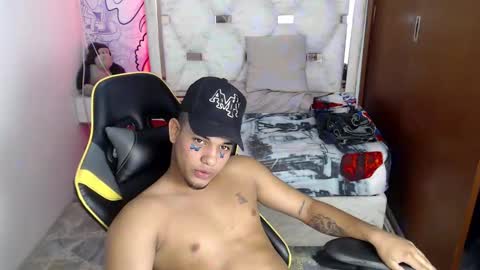 eskayler_ online show from September 26, 8:17 pm