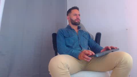 Snapshot of esteban7984068 chatting on January 5, 11:33 pm esteban online show from January 5, 11:33 pm