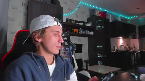 Snapshot of esthetics_boys chatting on October 3, 1:54 am LOUIS online show from October 3, 1:54 am