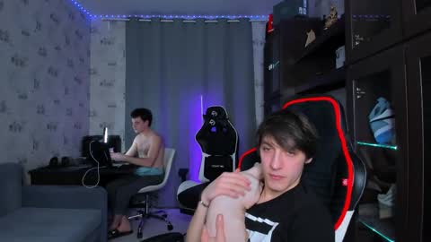 Snapshot of esthetics_boys chatting on February 23, 11:25 pm LOUIS online show from February 23, 11:25 pm