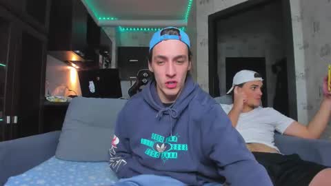 Snapshot of esthetics_boys chatting on October 6, 8:46 pm LOUIS online show from October 6, 8:46 pm