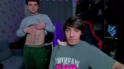 Snapshot of esthetics_boys chatting on March 4, 12:39 am LOUIS online show from March 4, 12:39 am