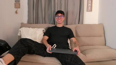 etham_wolf1 online show from March 25, 5:50 pm