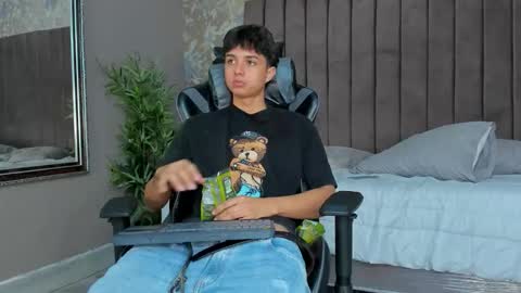 ethanlowell online show from September 26, 6:11 am