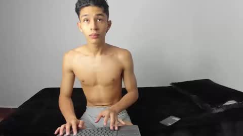 Snapshot of evans_collins24 chatting on December 21, 11:34 pm Evans collins24 online show from December 21, 11:34 pm