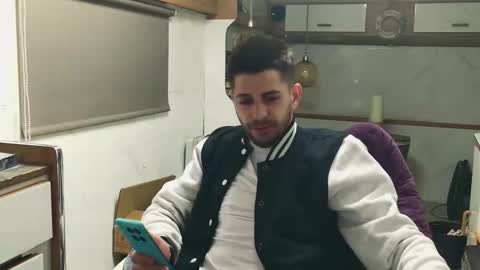 independent model online show from April 2, 5:10 pm