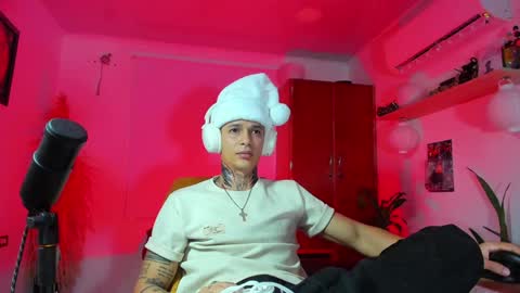 independent model online show from December 25, 2:46 am