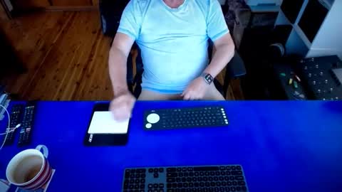 Snapshot of guesswhatigot2 chatting on October 25, 2:35 am guesswhatigot2 online show from October 25, 2:35 am