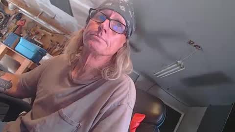 handystud33 online show from April 9, 4:02 pm