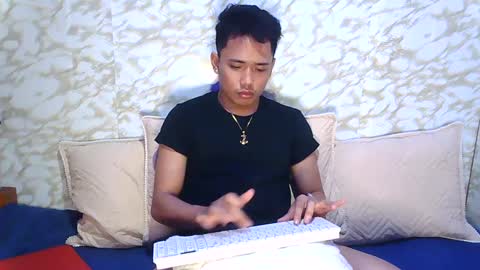 HOTASIANGUYX online show from December 15, 5:13 am