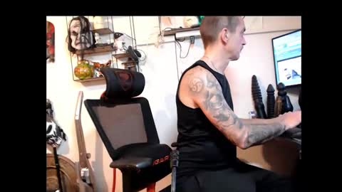 Snapshot of hotkinkytat chatting on December 3, 6:49 pm hotkinkytat online show from December 3, 6:49 pm