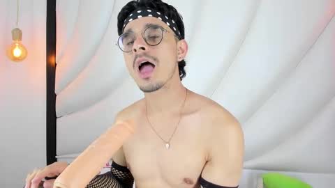 Snapshot of hugo_cooper chatting on March 5, 10:12 pm HUGO online show from March 5, 10:12 pm