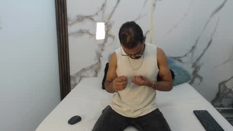 Issack online show from April 19, 3:06 am