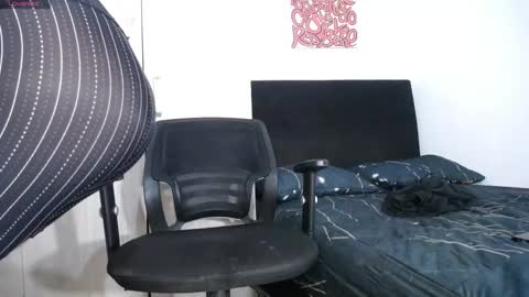 INDEPENDENT MODEL online show from February 10, 11:36 am