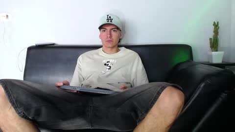 INDEPENDENT MODEL online show from December 8, 5:01 pm