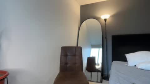 INDEPENDENT MODEL online show from March 20, 10:57 pm