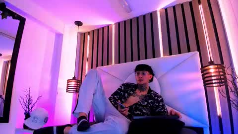 johnsonisaac94  online show from September 17, 1:28 am