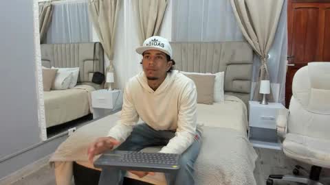 Snapshot of julian_billy chatting on December 19, 11:29 am julian billy online show from December 19, 11:29 am