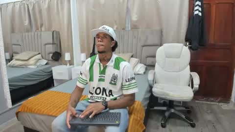 Snapshot of julian_billy chatting on December 15, 9:31 pm julian billy online show from December 15, 9:31 pm