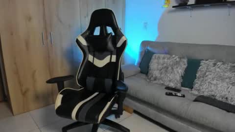 julian_wallace online show from February 24, 12:23 am