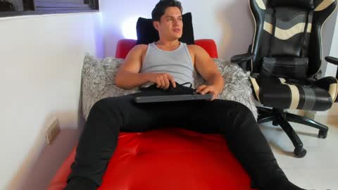 julian_wallace online show from April 1, 5:21 pm