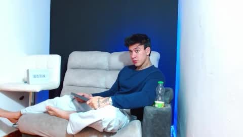 justinfuller_31 online show from February 18, 11:35 pm