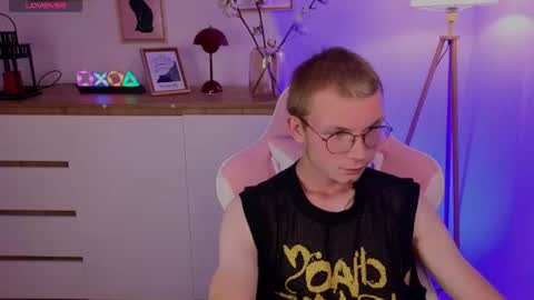 justleo_ online show from August 8, 10:17 pm