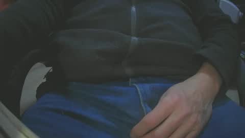 Snapshot of justme39057 chatting on December 6, 8:51 pm Justme39057 online show from December 6, 8:51 pm