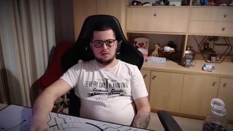 Kevinn online show from December 18, 6:48 pm