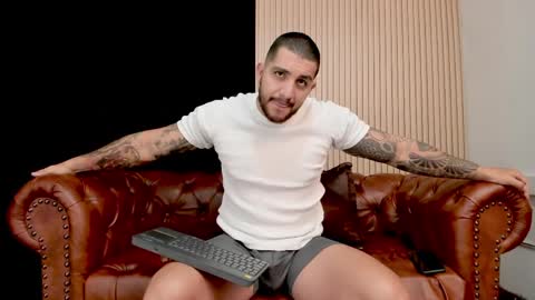 kylenorth_ online show from April 6, 1:01 pm