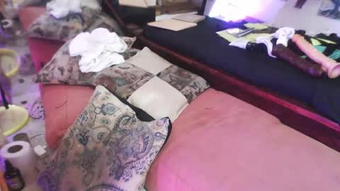 Laye19 online show from January 18, 6:10 pm