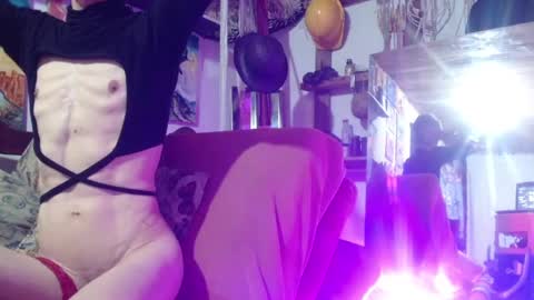 Laye19 online show from December 8, 10:57 pm