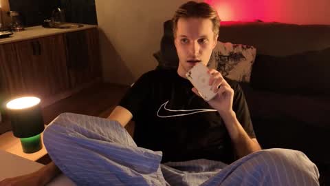 Leon online show from February 4, 7:09 pm