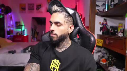 logan_hugh8 online show from April 1, 12:01 am