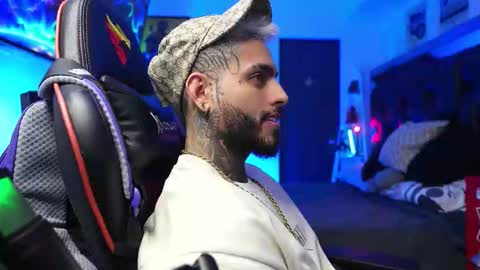 logan_hugh8 online show from February 3, 6:40 am