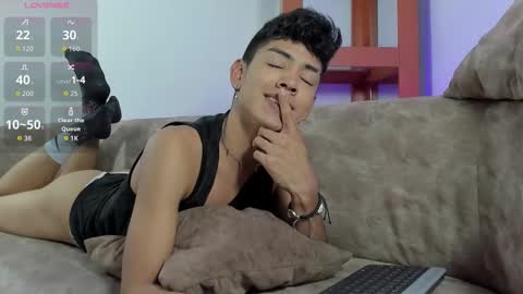 logantwink18 online show from November 4, 6:31 pm