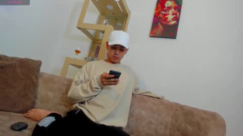 logantwink18 online show from January 11, 5:11 am