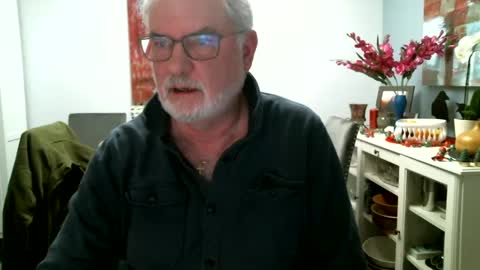Snapshot of loop102 chatting on December 30, 2:20 am loop102 online show from December 30, 2:20 am