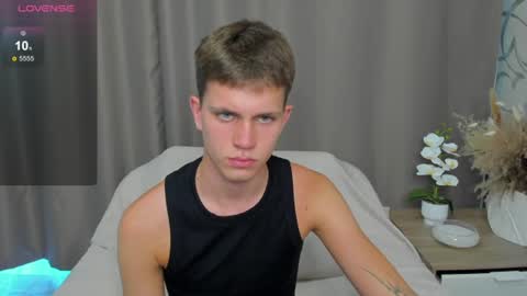 m0neyken_ online show from August 10, 2:06 am