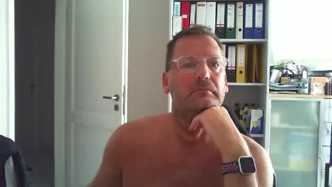 macfly67 online show from June 1, 4:57 am