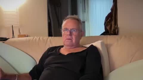 Snapshot of madmanacrossthewater chatting on November 1, 9:52 pm madmanacrossthewater online show from November 1, 9:52 pm