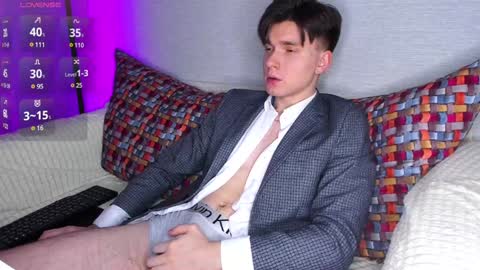 Max online show from February 3, 8:24 pm