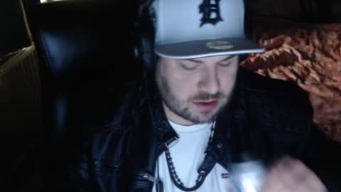 Snapshot of mi_vida21 chatting on February 15, 8:33 am just ask online show from February 15, 8:33 am