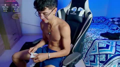 Mike Pineapple online show from April 7, 3:39 am