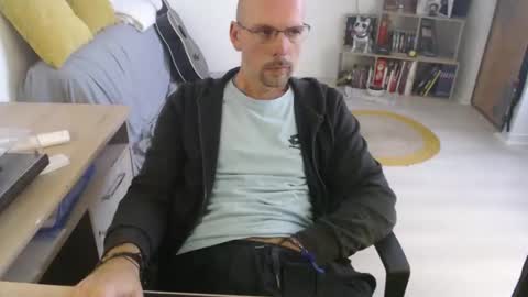 Snapshot of mikmik91 chatting on October 13, 10:21 am mikmik91 online show from October 13, 10:21 am