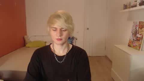 Snapshot of oliver_sweet_ chatting on October 23, 1:42 am Oliver online show from October 23, 1:42 am