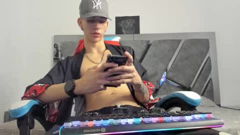 Snapshot of oliverthompson_01 chatting on December 6, 5:42 am oliverthompson_01 online show from December 6, 5:42 am