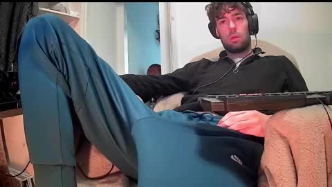 Snapshot of onesieboyx chatting on February 24, 9:00 am onesieboyx online show from February 24, 9:00 am